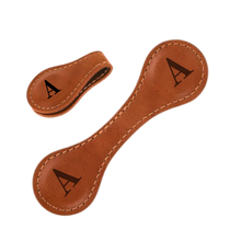 Load image into Gallery viewer, Elegante segnalibro personalizzato in pelle magnetica -Marrone/AMarrone/BMarrone/CMarrone/DMarrone/EMarrone/FMarrone/GMarrone/HMarrone/IMarrone/JMarrone/KMarrone/LMarrone/MMarrone/NMarrone/OMarrone/PMarrone/QMarrone/RMarrone/SMarrone/TMarrone/UMarrone/VMarrone/WMarrone/XMarrone/YMarrone/Z - Ozerty