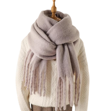 Load image into Gallery viewer, Sciarpa da donna Cozy Elegance -Grigio chiaro - Ozerty
